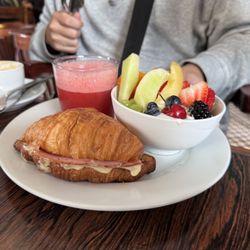 Café Entre Cerros - Paseo Dimalow (Croissant con jamon y queso) for 9,500 (about $10.50)