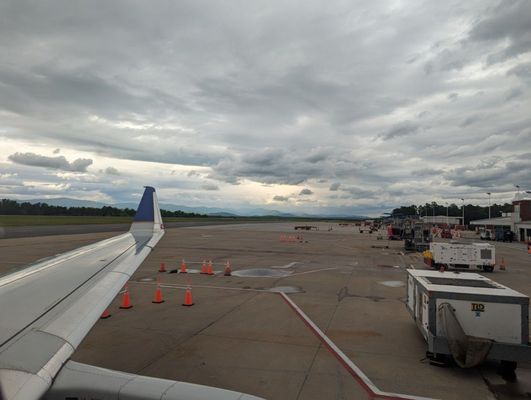 Charlottesville–Albemarle Airport by null