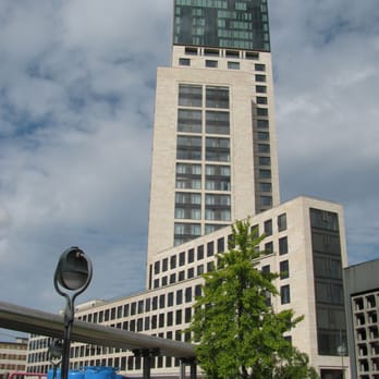 Bus 200 - Das Waldorf-Astoria-Hotel, Ostseite. - Public Transportation Near Me - Berlin, BE