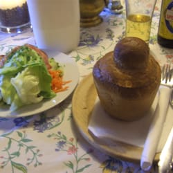 Theodor Körner Hütte - Das Brottöpfchen ist mit einer delikaten Gulaschsuppe gefüllt. Das Töpfchen kann man dann aufessen.