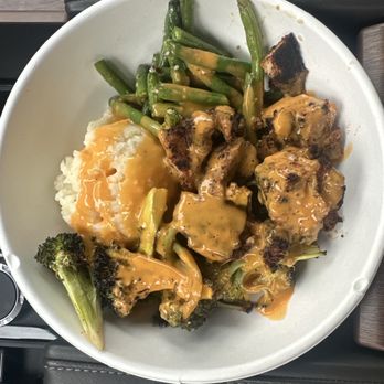 Fresh Kitchen - Weston - Cauliflower mash, broccoli, green beans and blacked chicken . Sriracha sauce on top . - Gluten-Free Near Me - Weston, Florida Fresh Kitchen - Weston - Cauliflower mash, broccoli, green beans and blacked chicken . Sriracha sauce on top . - Gluten-Free Near Me - Weston, Florida
