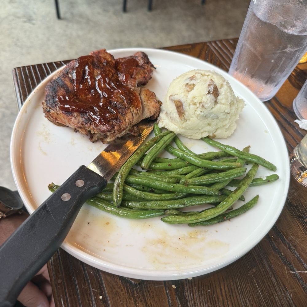 Pork with mashed potatoes and green beans Pork with mashed potatoes and green beans