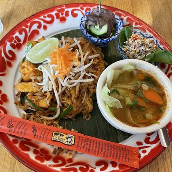 Farmhouse Kitchen Thai Cuisine - Pad Thai lunch special - Thai Near Me - Berkeley, California