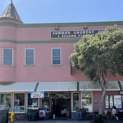 Cunha's Country Store - Outside