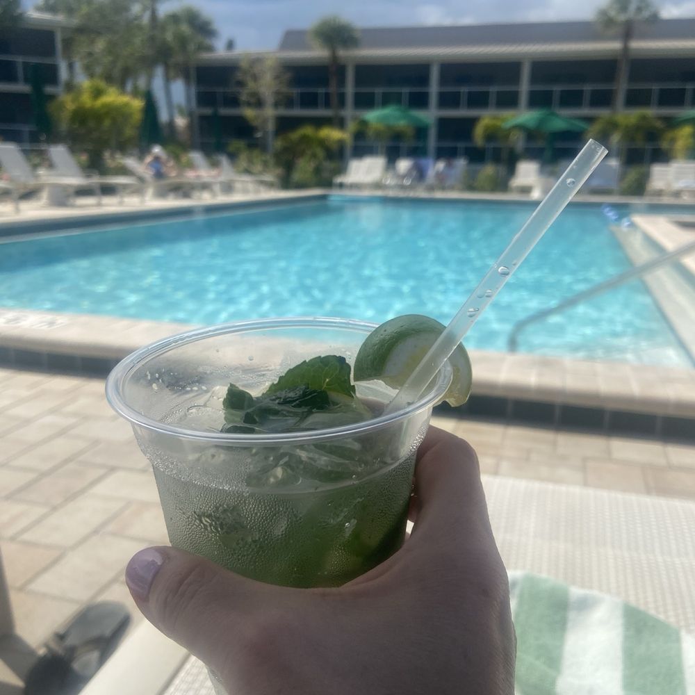 Sanibel Inn - Mojitos at the pool - Hotels Near Me - Sanibel, Florida Sanibel Inn - Mojitos at the pool - Hotels Near Me - Sanibel, Florida