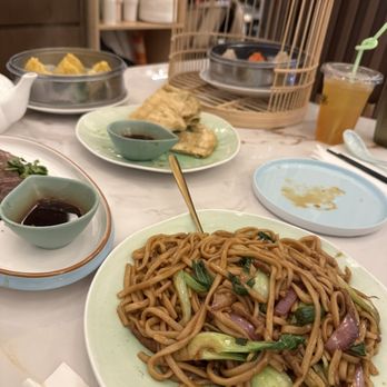 Fuchun Ju - Pork Fried Noodle ($14.94) - Shanghainese Near Me - Boston, Massachusetts