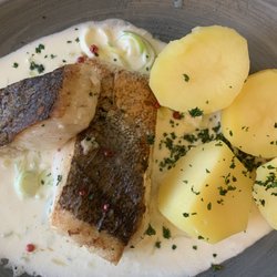 Seerestaurant Am Kap - Gebratener Seehecht mit Kartoffeln in Weißwein-Lauch-Soße