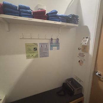 Cornerstone Community Chiropractic - Pt waiting/dressing room - Chiropractors Near Me - Honolulu, Hawaii