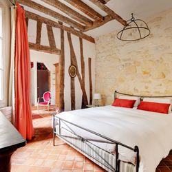 Bonne Nuit Paris - Enclos des Templiers.
An elegant suite overlooking a quiet courtyard in Le Marais, Paris