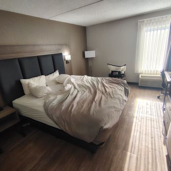 Quality Inn - Large bed, fridge, microwave, and small metal desk - Hotels Near Me - Easton, Pennsylvania Quality Inn - Large bed, fridge, microwave, and small metal desk - Hotels Near Me - Easton, Pennsylvania