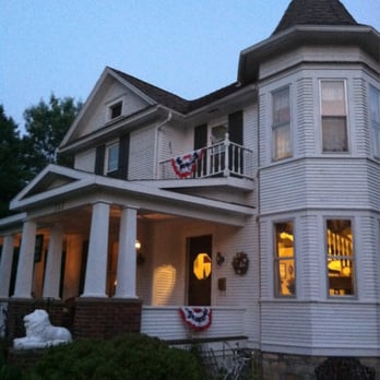 The Judge Lewis House - Front of White Lions B and B. - Bed & Breakfast Near Me - Winterset, Iowa