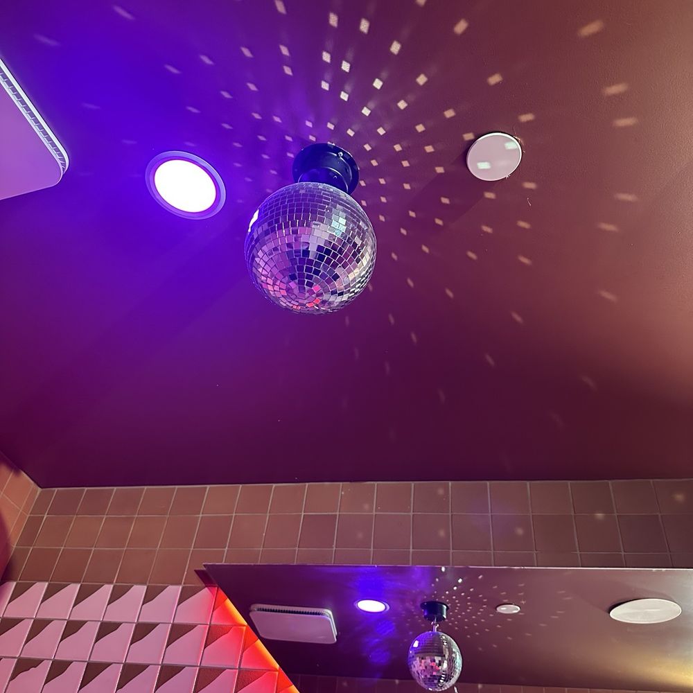 Howlin' Ray's - The nightclub inside the bathroom - Southern Near Me - Pasadena, California