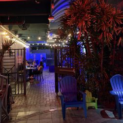 H2ocean Seafood Market & Restaurant - Outdoor patio and courtyard