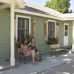 Riverside Motel & Cabins
