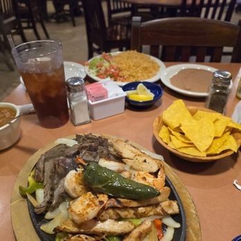 Lisa's Mexican Restaurant - Beef and chicken Fajitas - Mexican Near Me - San Antonio, Texas