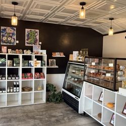Cafe Francais Boulangerie et Patisserie - Inviting and warm interior!