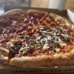 Maxwell's - Half pep and half pep/mushroom/onion/garlic