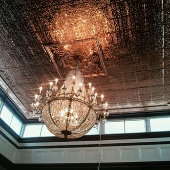 The Hunter S Pub - Chandelier - Pubs Near Me - London, XGL