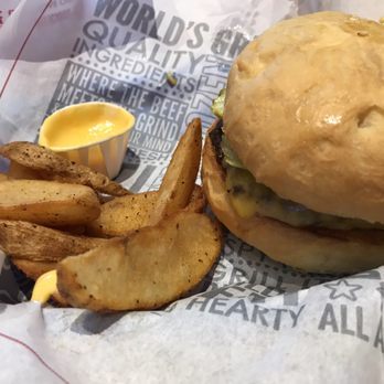 Fuddruckers - Kids meal burger - American Near Me - Norfolk, Virginia