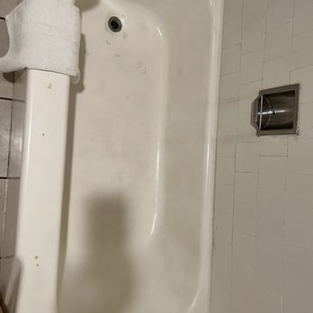 Lamp Liter Inn - Disgusting tub. Grease stained mayhem. - Hotels Near Me - Visalia, California