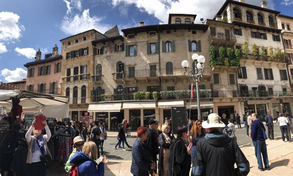 Piazza Delle Erbe by null