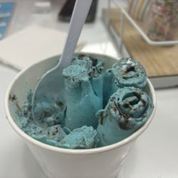 The Gordillos Melting Rolls - Blue vanilla Oreo. 100% recommended.
