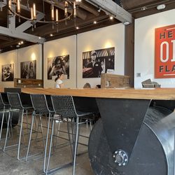 Fire Pizza - Cool tablles and art work