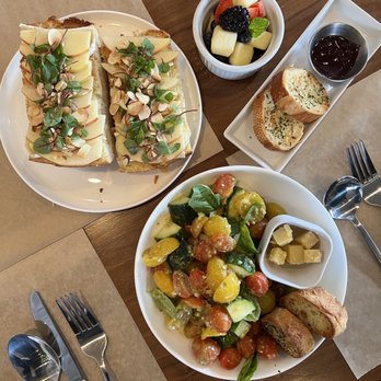 Cafe BT - Grilled Brie Cheese, Tomatoes pesto bowl and a complimentary garlic bread - Coffee & Tea Near Me - Walnut, California