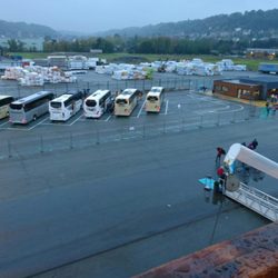 Port Honfleur - Die Busse warten vor dem Port für den Shuttel in den Ort.