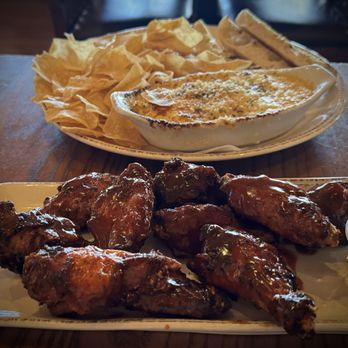Grizzly's Wood-Fired Grill - American Near Me - Eau Claire, Wisconsin