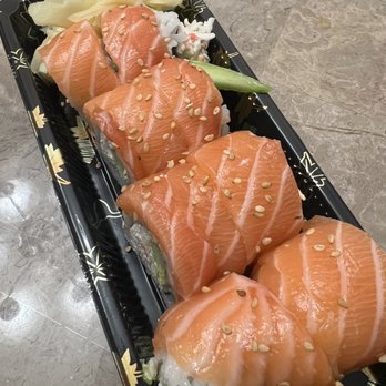 Hiyori - Washington roll (Cali roll with salmon on top) - Japanese Near Me - Cypress, California Hiyori - Washington roll (Cali roll with salmon on top) - Japanese Near Me - Cypress, California