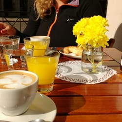 Café Alvear - Rico desayuno con medialunas caseras saladas y dulces.