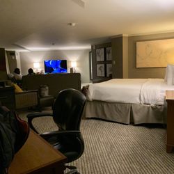 Eaglewood Resort and Spa - Queen suite- only one bed even though two beds were pictured online.