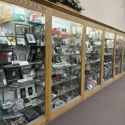 Medina Antique Mall - More display cases