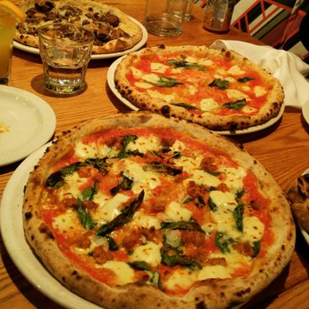 Pizzeria Libretto Danforth - Great pizzas, very light - Pizza Near Me - Toronto, Ontario