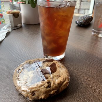 Red Maple - Peach black tea and huge triple chocolate cookie - Cafes Near Me - Los Angeles, California Red Maple - Peach black tea and huge triple chocolate cookie - Cafes Near Me - Los Angeles, California