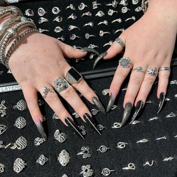 ILLUM Nail Arts - Chain nails - Nail Technicians Near Me - Santa Cruz, California