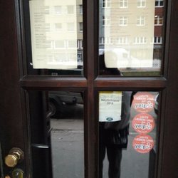 Roma - 08/15 Speisekarte und Yelp Aufkleber an der Eingangstür