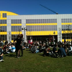 Politecnico di Milano - Designers escono dalle ombre per la prima giornata primaverile