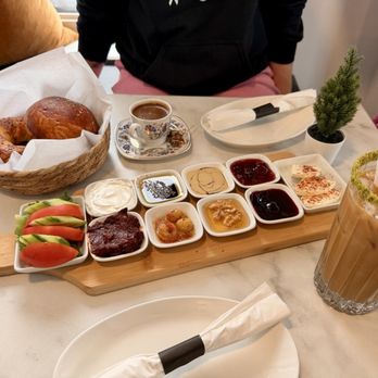 Crushed Almond Bakery Cafe - Kahvaltı - Coffee & Tea Near Me - Kitchener, Ontario Crushed Almond Bakery Cafe - Kahvaltı - Coffee & Tea Near Me - Kitchener, Ontario