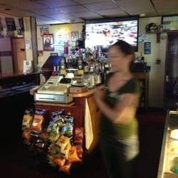 J R's Sports Den Restaurant & Lounge - Speedy fast service and cold beer!