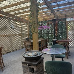 Paula's Thai Kitchen - Cute yard, not too hot when it's 80 outside