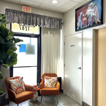 Veterinary Out-Patient Clinic - Inside waiting area. - Veterinarians Near Me - Orange, California Veterinary Out-Patient Clinic - Inside waiting area. - Veterinarians Near Me - Orange, California
