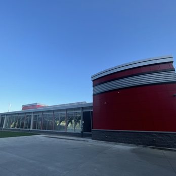 Tommy's Express® Car Wash - Outside by the vacuums - Auto Detailing Near Me - Duluth, Minnesota Tommy's Express® Car Wash - Outside by the vacuums - Auto Detailing Near Me - Duluth, Minnesota