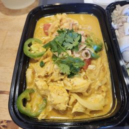 Curry noodle Gai - yellow curry with thin noodles  cooked tomatoes, cooked peppers and plenty of chicken..
