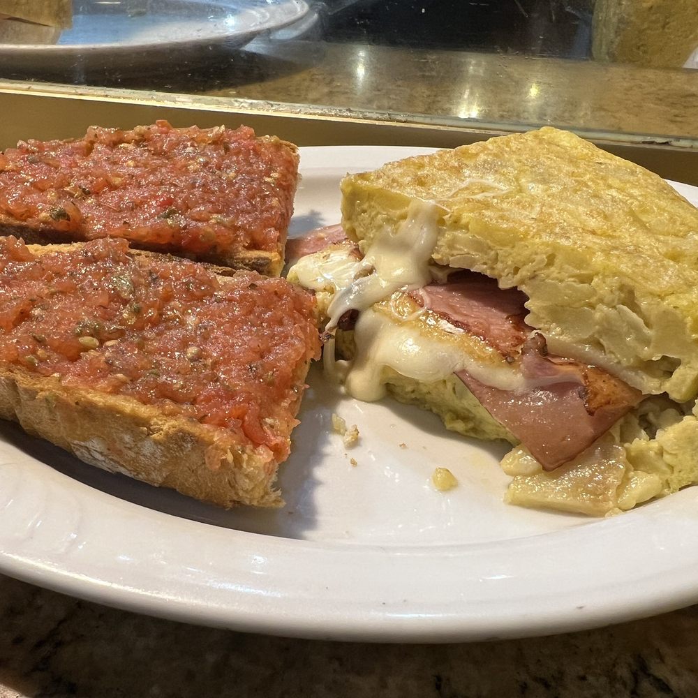 Malaspina - Tortilla de jamón, pan con salsa de tomate - Tapas Bars Near Me - Madrid, M Malaspina - Tortilla de jamón, pan con salsa de tomate - Tapas Bars Near Me - Madrid, M