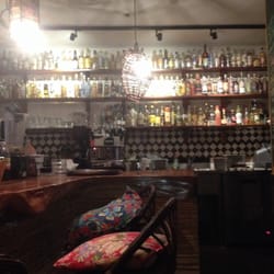 Café Brasil - Bar très bien décoré , chaleureux, convivial ...