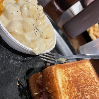 Rubbin' Butts BBQ - Incredibly good mac & cheese, and their basic Pulled Pork Sandwich you also have the option of a bun if you want. - Barbeque Near Me - Sellersburg, Indiana Rubbin' Butts BBQ - Incredibly good mac & cheese, and their basic Pulled Pork Sandwich you also have the option of a bun if you want. - Barbeque Near Me - Sellersburg, Indiana