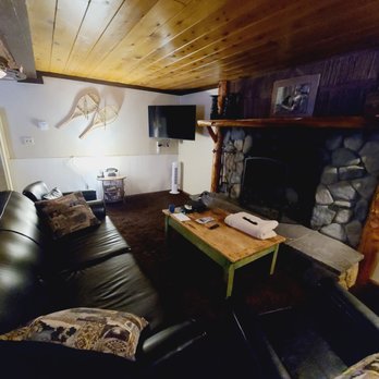 Goldmine Lodge - Nice spacious living room. TV is a roku. - Hotels Near Me - Big Bear Lake, California