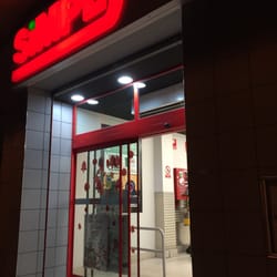 Simply Market - Fachada in the middle of the night